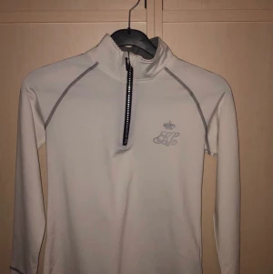 Tävlingströja - Tävlingströja ifrån Kingsland Storlek 170 men passar en XS-S  Fin dragkedja med diamanter 