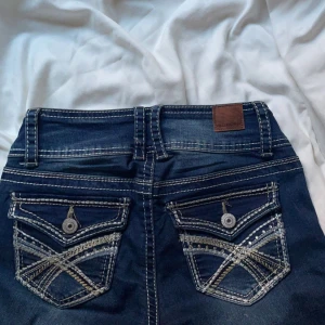Lågmidjade bootcut  - Säljer dessa super snygga lågmidjade byxor med bootcut. Coola fickor med diamanter och broderi på. Säljer då de inte kommer till användning. (Helt nya med alla lappar kvar, endast tästade) ❤️Skriv privat för fler bilder ‼️💕.