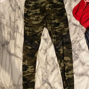 Camoflage tights - Ett par camoflage tights i stl M men är för små för mig (ostretchiga) så kanske passar S bättre