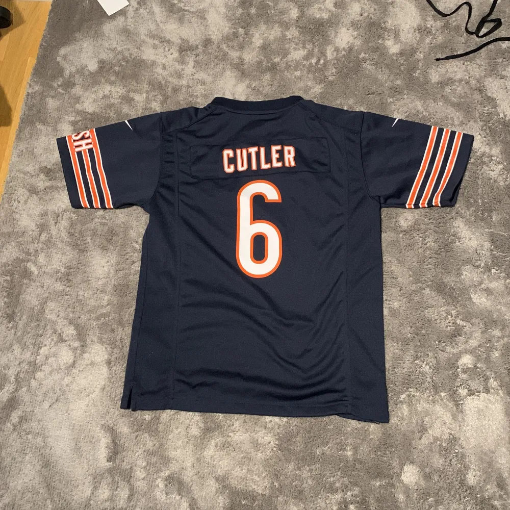Nfl tröja quarterback Jay Cutler, storlek 14-16Y men passar S och stor XS. T-shirts.