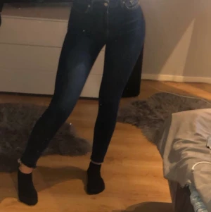 Jeans från NAKD  - Fina jeans från NAKD  Väldigt lite använda Däremot en fålla på jeansen som gått sönder därav priset 