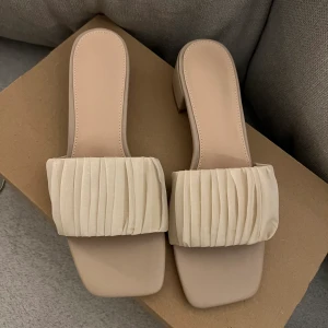 Klackskor  - Smutsrosa/ beige klackar, aldrig använda i storlek 37, säljer för 80kr 