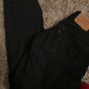 Svarta Levis  - Ett par kära Levis byxor som jag sytt upp för att passa mina ben på 160, storlek se bild 💖