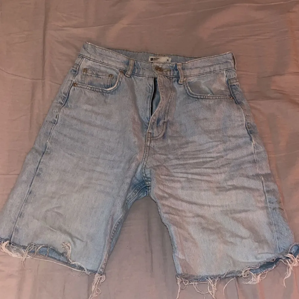 Ett par highwaist ljusblå jeansshorts från gina tricot. De är väldigt fina och ser skrynkliga ut på bilden då den legat i min garderob hur länge som helst. . Shorts.