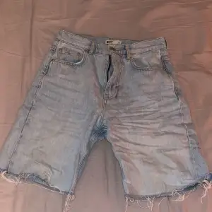 Ett par highwaist ljusblå jeansshorts från gina tricot. De är väldigt fina och ser skrynkliga ut på bilden då den legat i min garderob hur länge som helst. 