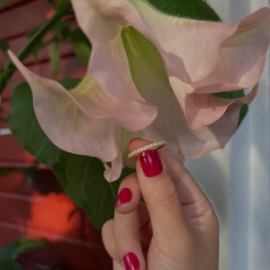 Ring diamant - Superfin ring som passar till allt i guldpläterat 925 silver. 129kr. Justerbar💍! Frakt: 15-29kr* kontakta oss om du vill köpa. SLUTSLÅD FÖR TILLFÄLLET