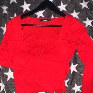 Röd tröja  - Den här skit snygga röda tröjan från Bikbok  Jätte snygg framtill och flare liknande vid händerna 🥰❤️