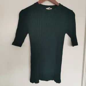 Blågrön ribbad t-shirt från H&M storlek 36  