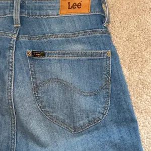 Jeans från Lee i modellen ”Scarlett high” men skulle säga att de är midwaist. Storlek 28 längd 31, burkar ha S i byxor så skulle säga att det motsvarar en S  Nypris 999kr