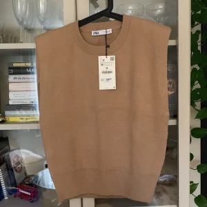 Slipover - Ny slipover från zara, lapp kvar💕 Kläderna är utsorterade och kan därför inte erbjuda bilder med dem på❤️