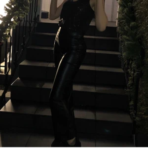 Skinnbyxor - Utsvängda skinnbyxor från ZARA storlek M. Super snygga och så sköna, köpte ett par nya och då kom dessa inte till användning längre💗 Pris går att diskutera!!💕