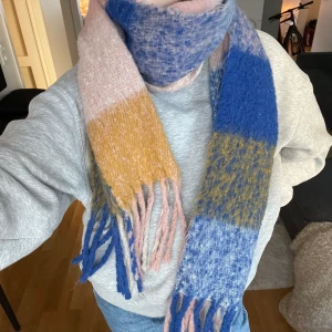Halsduk - Supersöt och fluffig halsduk från Monki💜köpt förra vinter och använd litegrann, men i gott skick. 100kr + frakt 📦 