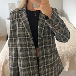 Rutig kavaj - Säljer denna superfina rutiga kavajen, syns inte på bild så bra men den har lite glitter i sig i dem guldiga strecken.