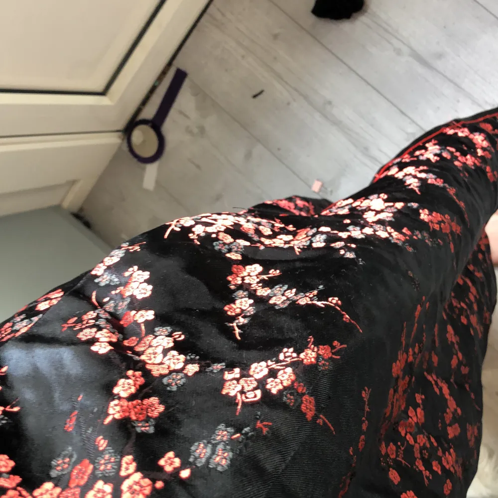 Periwing dress Svart med rött broderi Jättefin Ordinarie pris ligger runt 35£. Klänningar.