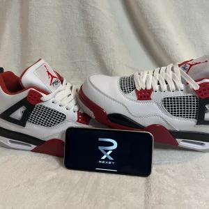 Jordan 4 fire red - Helt nya fräscha skor med certifikat och kvitto vid förfrågan. Skorna är 110% äkta och kan mötas upp eller frakta skorna
