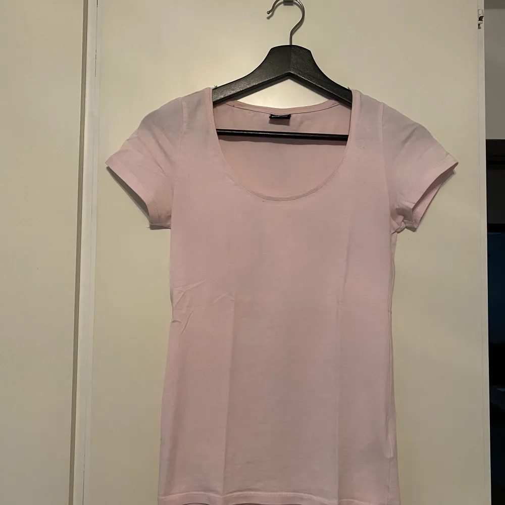 En t-shirt i en fin ljusrosa färg från Ginatricot i storlek XS. . T-shirts.