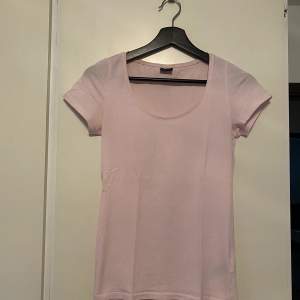 En t-shirt i en fin ljusrosa färg från Ginatricot i storlek XS. 