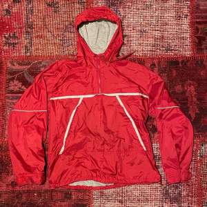 Tvär fet röd windbreaker/regn jacka den har en fett bra passform och skönt och varmt material, dunder skick (skriv för mer info!!)