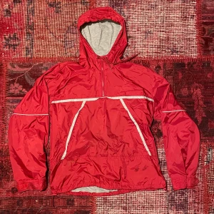 Röd vinbreaker jacka - Tvär fet röd windbreaker/regn jacka den har en fett bra passform och skönt och varmt material, dunder skick (skriv för mer info!!)