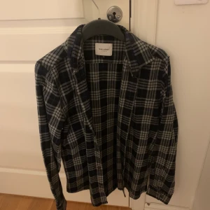 Skjorta - En rutig skjorta köpt på en vintage butik i Göteborg storlek S men den är ganska oversize 