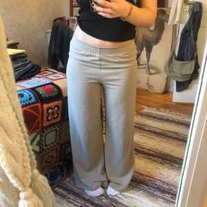 Beigea mjukisbyxor - Beiga mjukisbyxor från H&M. Storlek XS/S. 