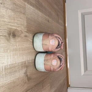 Puma - Säljer dessa puma skor. Rosa glittriga strlk35