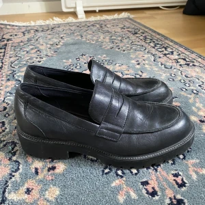 Vagabond Loafers  - Säljer ett par inprecip nya loafers ifrån vagabond! Använda bara ett fåtal gånger. Nypris, runt 1000kr