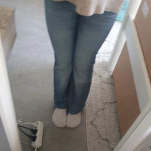 Ett par väldigt fina lågmidhade jeans!!! Dem är tyvärr för små för mig i midjan. Jeansen är väldigt små i midjan. Jeansen är köpta på second hand och jag har använt dem ett fåtal gånger. ❤