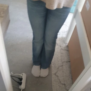 Lowwaist jeans - Ett par väldigt fina lågmidhade jeans!!! Dem är tyvärr för små för mig i midjan. Jeansen är väldigt små i midjan. Jeansen är köpta på second hand och jag har använt dem ett fåtal gånger. ❤