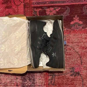 Adidas 84 - Svarta adidas skor i svart, dom är i stort sätt aldrig använda pågrund av att dom var för smala för mina fötter, men kommer passa dom flesta, (priset är diskuterbart och skriv för mera info!)