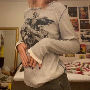 Långärmad tröja - Långärmad tröja i världens skönaste tyg, med vita fina detaljer längst ut i ärmarna🙏