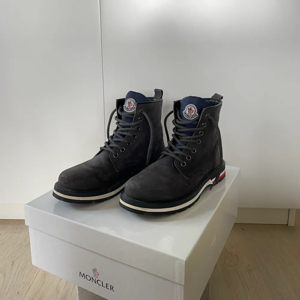 Moncler New Vancouver Scarpa Boots i marinblå/mörkgrå. Storlek 41. Riktigt snygga och kvalitativa boots perfekta för höst och vinter. I använt men mycket fint skick. Hör av dig för frågor, bilder osv! Inga returer.. Kengät.