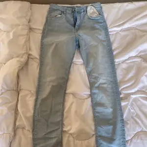 Fina raka långa jeans använda 2g tvättade fina storlek S köpta för 399kr