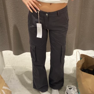 Cargobyxor - Säljer dessa cargobyxor i strl 32 från Gina! Köpta nyss med prislapp kvar (ord pris 499kr) Helt slut i alla storlekar 🫶🏽