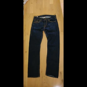 True Religion Ricky - Rickys i storlek 32 Midja: 86cm Rise:26cm Ben:84cm 