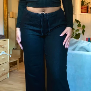 Lågmidjade svarts linnebyxor  - Lågmidjade linnebyxor från pull & bear, använda en gång och tvättade. Frakt tillkommer eller hämtas i Sundbyberg:)