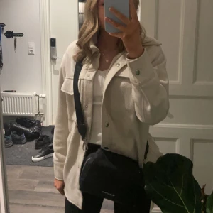Monki jacka - Säljer min beige monki jacka, pga kommer inte till användning. Jätte fint skick, kan mötas upp och skicka packet❤️🙌