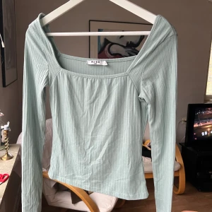 Nakd Långärmad - Långärmad topp stl Xs från Nakd. Sitter jätte bra som S. Ribbad, fyrkantig urringning, använd 1 gång. Super mjuk. Obs!! Den har lite klarare färg i verkligheten, färgen fastnar tydligen inte på bild. ☁️