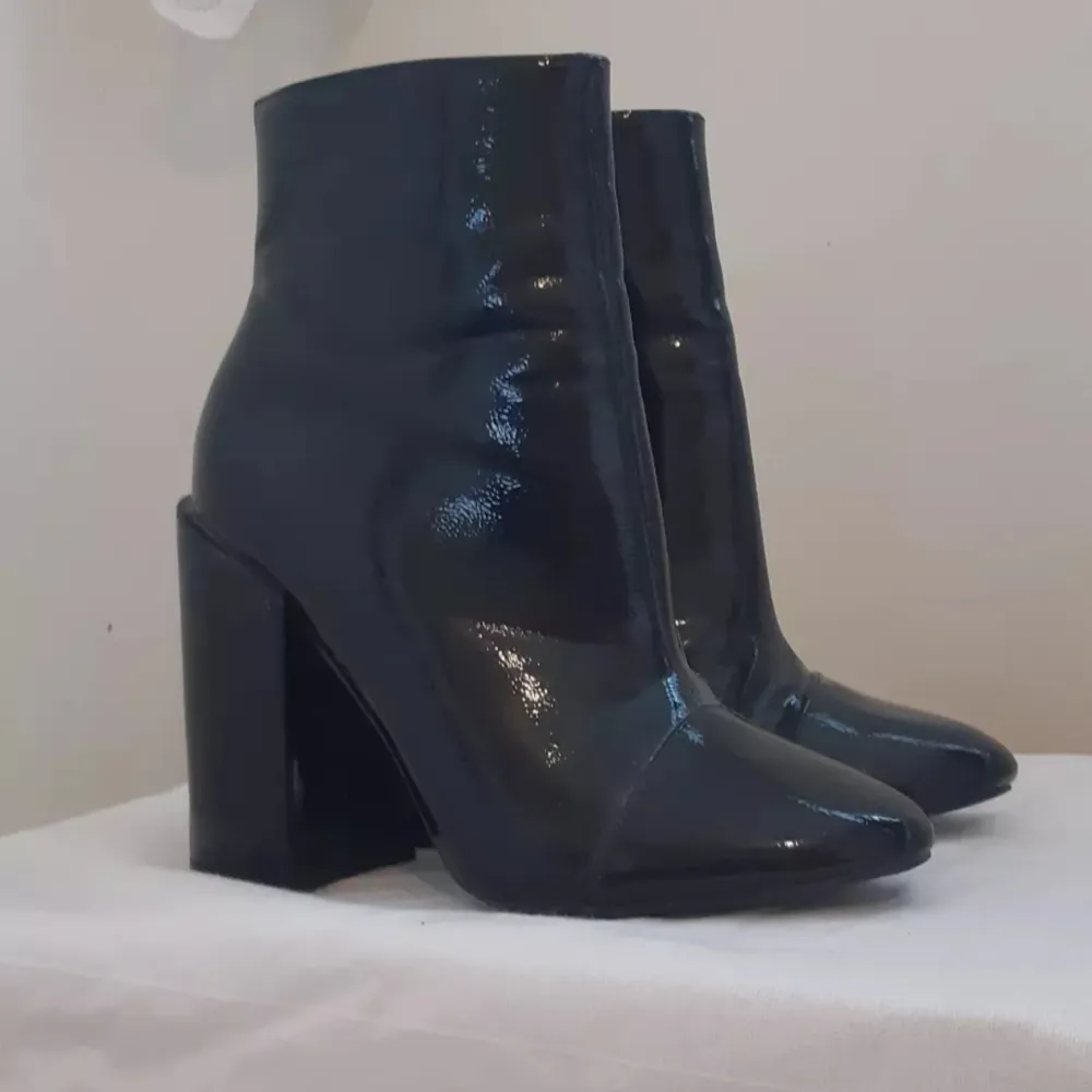 ♡Villig att diskutera pris ♡ Svarta boots med platform klack i vegansk läder ♡ tecken på använding finns på undersidan men i övrigt som nya ♡ . Kengät.