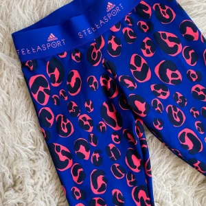 Stella sport x Adidas tights, S - Suuupersköna och snygga tights från Stella Sport x Adidas, aldrig använda tyvärr!