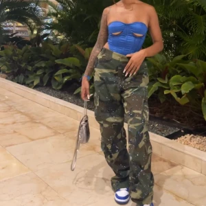 Militär Cargobyxor - Skitsnygga militärcargos med ”färgstänk”, passar storlek 34-36. Helt nya oanvända!