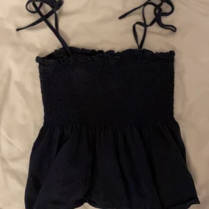 Mörkblå topp - Säljer denna mörkblåa volangtoppen 💕Aldrig använd, endast tästad. Säljer pga hann inte lämna tillbaka den ❤️