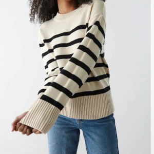 Stickad randig tröja  - Säljer min stickade tröja från Gina! Den är i fint skick, storlek XS. Sitter bra på mig som vanligtvis har s då den är stor i storleken. Köparen står för frakten 🥰