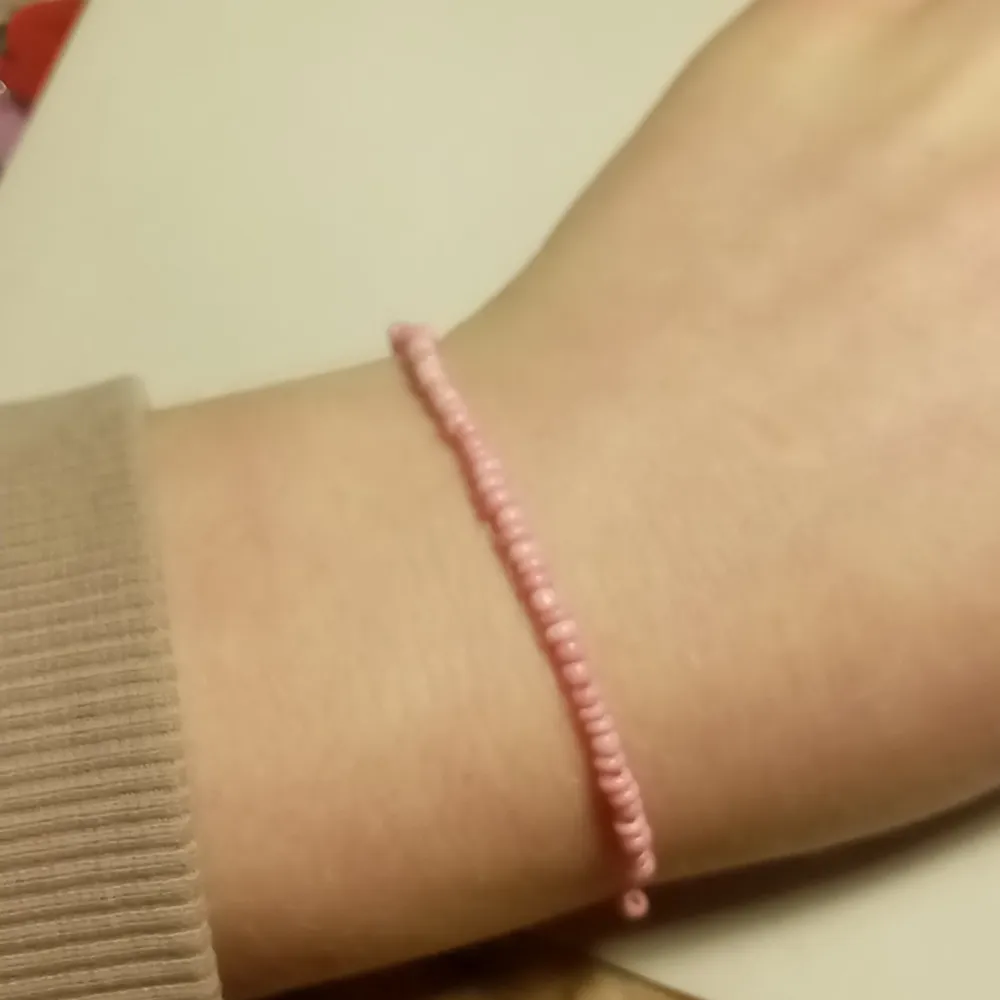Helt rosa armband du kan själv välja färg och armbandet passar alla . Övrigt.