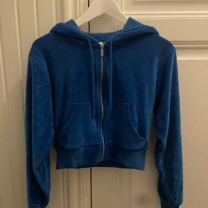 Velour jacka (del av set) - Kort blå velour jacka! Säljer för jag inte använder! Köpare står för frakt💕(49kr frakt)