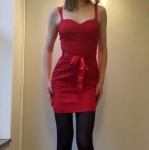 Röd klänning - Den perfekta röda klänningen med sidenband i midjan❤️