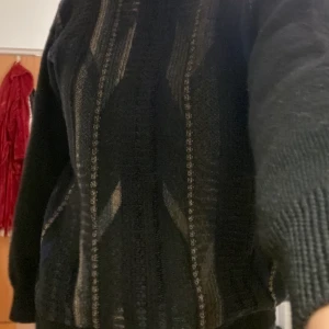 Stickad Sweatshirt  - super fin stickad sweatshirt, köpt second hand i polen säljer då den har blivit lite för liten för mig!