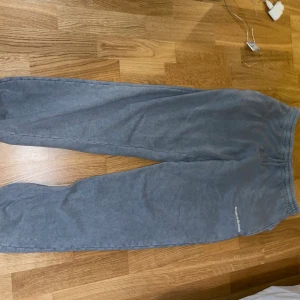 Gråa mjukisbyxor  - Gråa mjukisbyxor som nästan aldrig använts. Skönt material. 