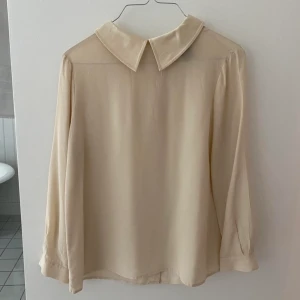 Marc Jacobs blus  - Champagnefärgad Marc by Marc Jacobs blus. Silke. Perfekt skick med fina knappar. Passar en XS-S. 