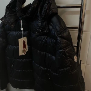 MONCLER MAYA -  Säljer MONCLER JACKA , färgen svart (modell: Moncler maya  ) finns i storlekarna      s/m/l/xl/xxl/xxxl jackorna  är i nyskick med lappar kvar. Inga skambud eller byten. 